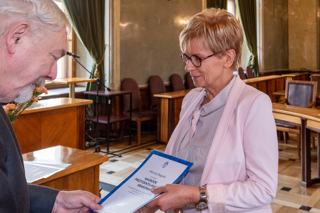 umk_0789.jpg-nauczyciele, Majchrowski, dyplomy, wręczenie, dyrektorzy, nagroda, prezydenta,  Autor: P. Wojnarowski