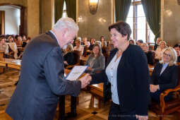 umk_0790.jpg-nauczyciele, Majchrowski, dyplomy, wręczenie, dyrektorzy, nagroda, prezydenta,