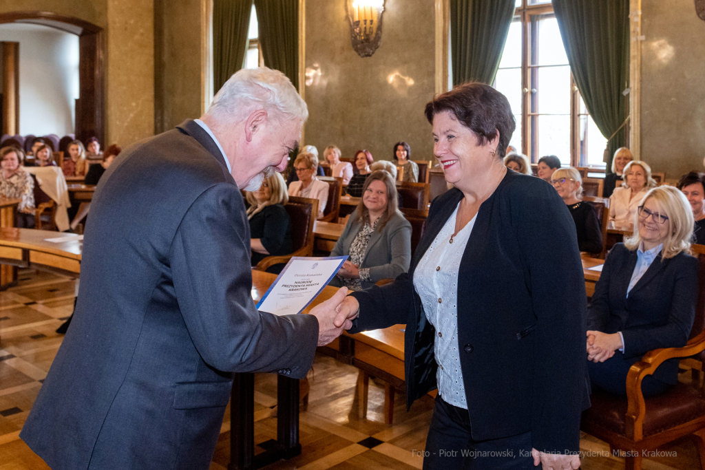 umk_0790.jpg-nauczyciele, Majchrowski, dyplomy, wręczenie, dyrektorzy, nagroda, prezydenta,  Autor: P. Wojnarowski