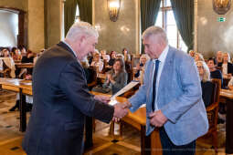 umk_0794.jpg-nauczyciele, Majchrowski, dyplomy, wręczenie, dyrektorzy, nagroda, prezydenta,