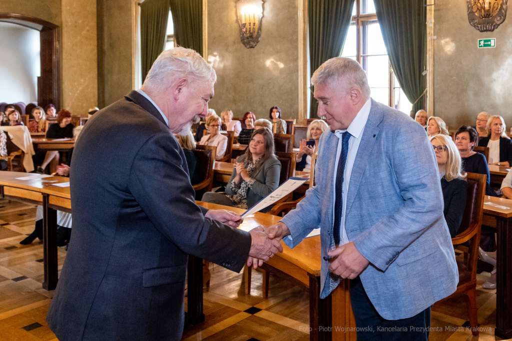 umk_0794.jpg-nauczyciele, Majchrowski, dyplomy, wręczenie, dyrektorzy, nagroda, prezydenta,  Autor: P. Wojnarowski