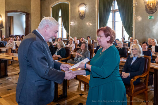 umk_0797.jpg-nauczyciele, Majchrowski, dyplomy, wręczenie, dyrektorzy, nagroda, prezydenta,