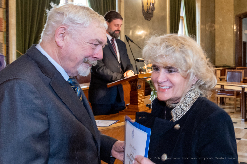 umk_0800.jpg-nauczyciele, Majchrowski, dyplomy, wręczenie, dyrektorzy, nagroda, prezydenta,  Autor: P. Wojnarowski