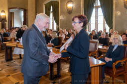 umk_0802.jpg-nauczyciele, Majchrowski, dyplomy, wręczenie, dyrektorzy, nagroda, prezydenta,