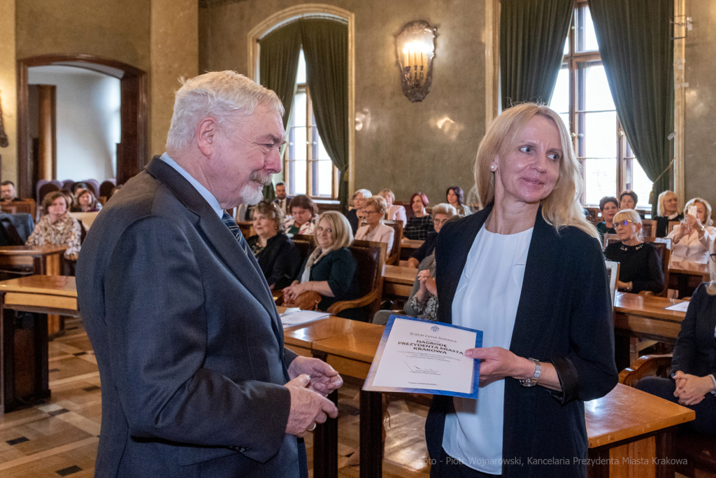 umk_0804.jpg-nauczyciele, Majchrowski, dyplomy, wręczenie, dyrektorzy, nagroda, prezydenta,  Autor: P. Wojnarowski