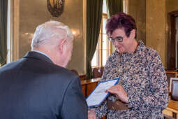 umk_0806.jpg-nauczyciele, Majchrowski, dyplomy, wręczenie, dyrektorzy, nagroda, prezydenta,