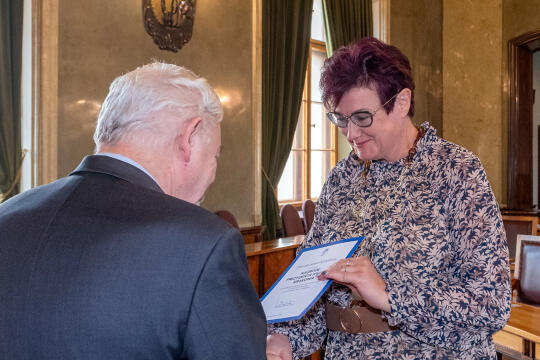 umk_0806.jpg-nauczyciele, Majchrowski, dyplomy, wręczenie, dyrektorzy, nagroda, prezydenta,