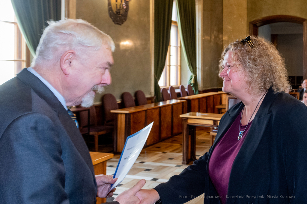 umk_0807.jpg-nauczyciele, Majchrowski, dyplomy, wręczenie, dyrektorzy, nagroda, prezydenta,  Autor: P. Wojnarowski