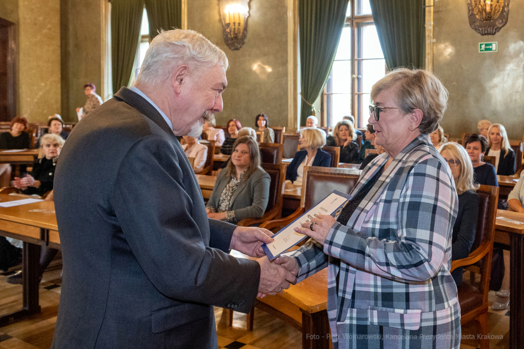 umk_0813.jpg-nauczyciele, Majchrowski, dyplomy, wręczenie, dyrektorzy, nagroda, prezydenta,  Autor: P. Wojnarowski