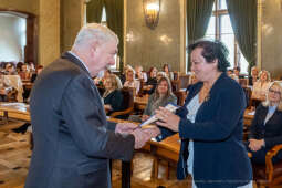 umk_0816.jpg-nauczyciele, Majchrowski, dyplomy, wręczenie, dyrektorzy, nagroda, prezydenta,