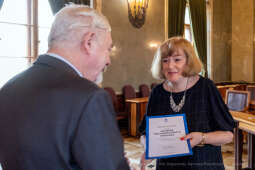 umk_0818.jpg-nauczyciele, Majchrowski, dyplomy, wręczenie, dyrektorzy, nagroda, prezydenta,