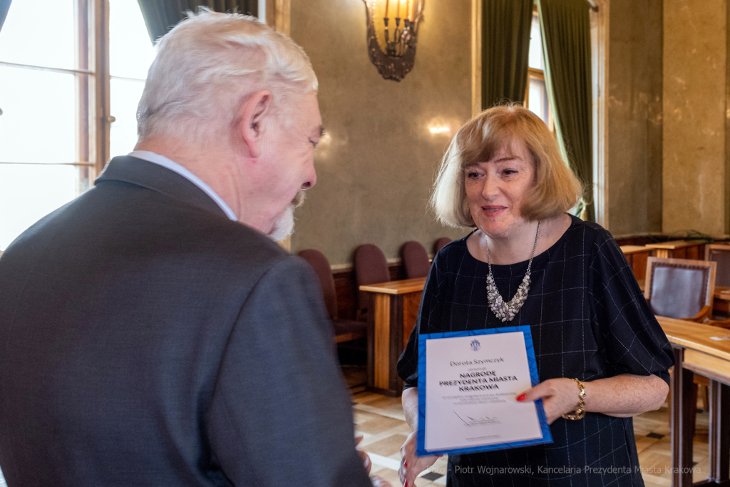 umk_0818.jpg-nauczyciele, Majchrowski, dyplomy, wręczenie, dyrektorzy, nagroda, prezydenta,  Autor: P. Wojnarowski