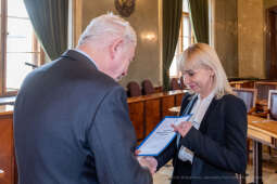 umk_0821.jpg-nauczyciele, Majchrowski, dyplomy, wręczenie, dyrektorzy, nagroda, prezydenta,