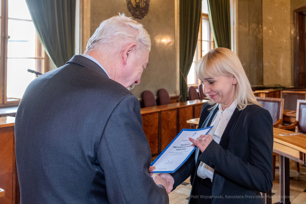 umk_0821.jpg-nauczyciele, Majchrowski, dyplomy, wręczenie, dyrektorzy, nagroda, prezydenta,  Autor: P. Wojnarowski