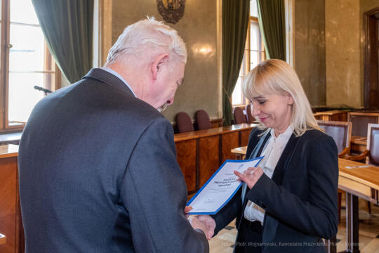 umk_0821.jpg-nauczyciele, Majchrowski, dyplomy, wręczenie, dyrektorzy, nagroda, prezydenta,