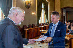 umk_0823.jpg-nauczyciele, Majchrowski, dyplomy, wręczenie, dyrektorzy, nagroda, prezydenta,