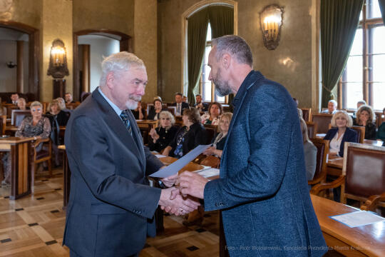 umk_0825.jpg-nauczyciele, Majchrowski, dyplomy, wręczenie, dyrektorzy, nagroda, prezydenta,