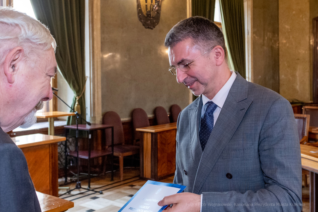 umk_0829.jpg-nauczyciele, Majchrowski, dyplomy, wręczenie, dyrektorzy, nagroda, prezydenta,  Autor: P. Wojnarowski