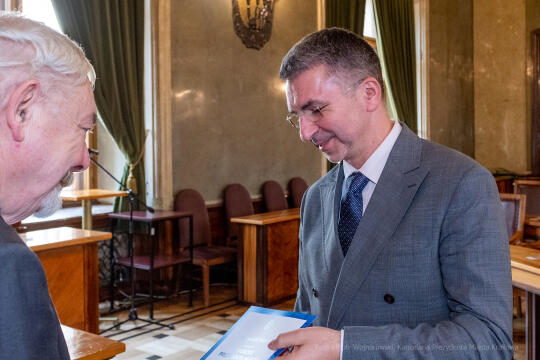 umk_0829.jpg-nauczyciele, Majchrowski, dyplomy, wręczenie, dyrektorzy, nagroda, prezydenta,