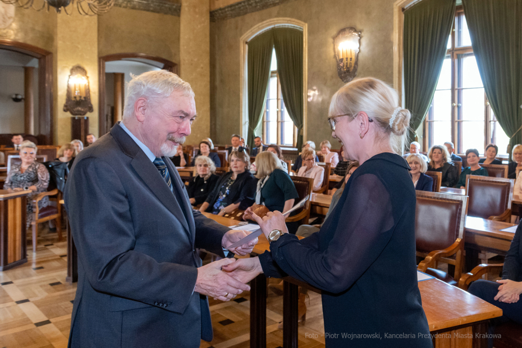 umk_0832.jpg-nauczyciele, Majchrowski, dyplomy, wręczenie, dyrektorzy, nagroda, prezydenta,  Autor: P. Wojnarowski