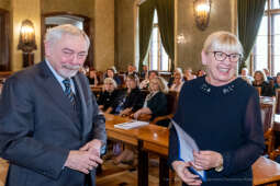 umk_0833.jpg-nauczyciele, Majchrowski, dyplomy, wręczenie, dyrektorzy, nagroda, prezydenta,