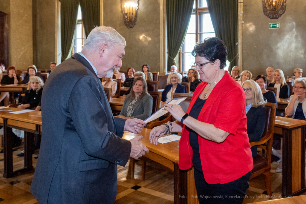 umk_0835.jpg-nauczyciele, Majchrowski, dyplomy, wręczenie, dyrektorzy, nagroda, prezydenta,  Autor: P. Wojnarowski