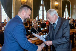 umk_0837.jpg-nauczyciele, Majchrowski, dyplomy, wręczenie, dyrektorzy, nagroda, prezydenta,