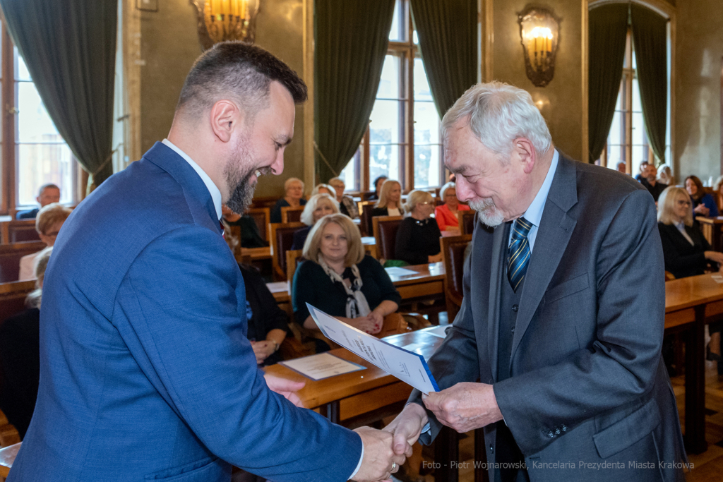 umk_0837.jpg-nauczyciele, Majchrowski, dyplomy, wręczenie, dyrektorzy, nagroda, prezydenta,  Autor: P. Wojnarowski