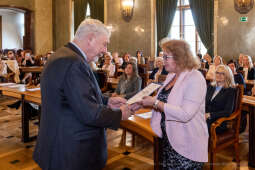 umk_0841.jpg-nauczyciele, Majchrowski, dyplomy, wręczenie, dyrektorzy, nagroda, prezydenta,