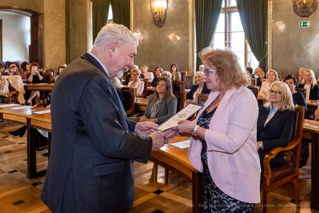 umk_0841.jpg-nauczyciele, Majchrowski, dyplomy, wręczenie, dyrektorzy, nagroda, prezydenta,  Autor: P. Wojnarowski