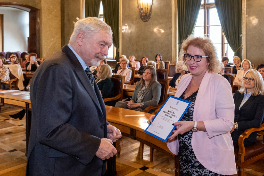 umk_0842.jpg-nauczyciele, Majchrowski, dyplomy, wręczenie, dyrektorzy, nagroda, prezydenta,  Autor: P. Wojnarowski