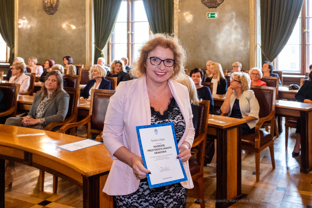 umk_0843.jpg-nauczyciele, Majchrowski, dyplomy, wręczenie, dyrektorzy, nagroda, prezydenta,  Autor: P. Wojnarowski