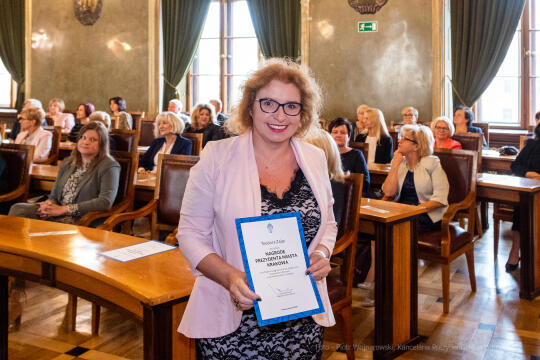 umk_0843.jpg-nauczyciele, Majchrowski, dyplomy, wręczenie, dyrektorzy, nagroda, prezydenta,