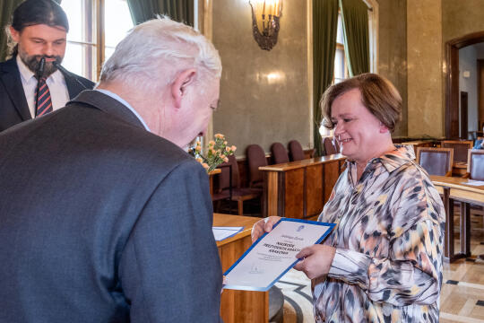 umk_0847.jpg-nauczyciele, Majchrowski, dyplomy, wręczenie, dyrektorzy, nagroda, prezydenta,