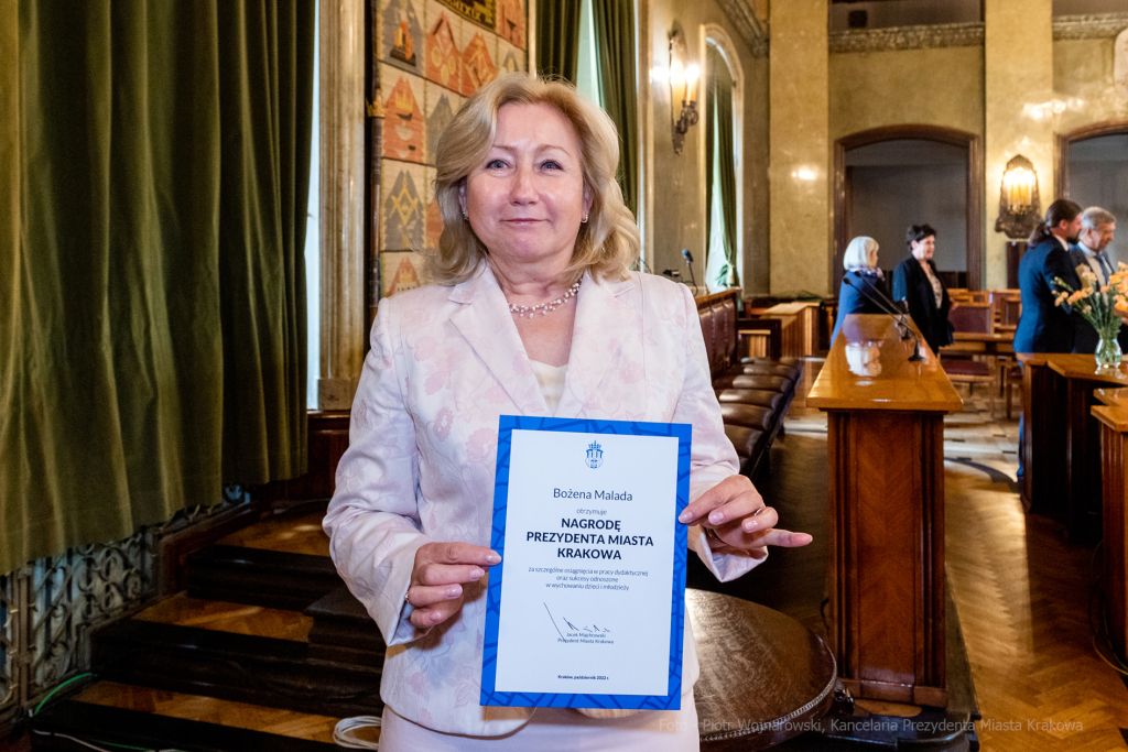 umk_0851.jpg-nauczyciele, Majchrowski, dyplomy, wręczenie, dyrektorzy, nagroda, prezydenta,  Autor: P. Wojnarowski