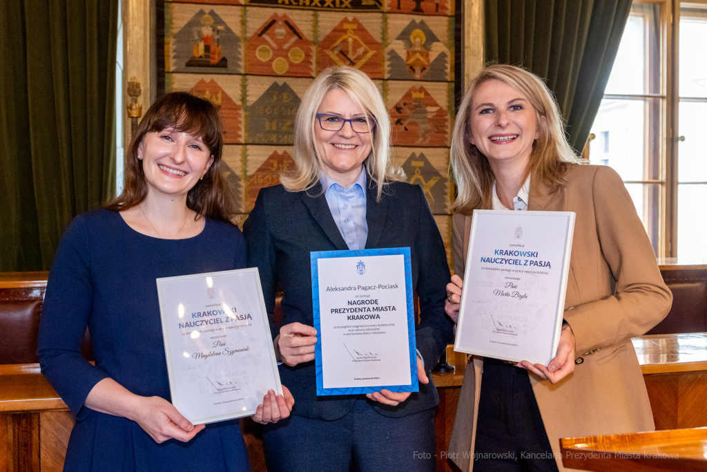 umk_0853.jpg-nauczyciele, Majchrowski, dyplomy, wręczenie, dyrektorzy, nagroda, prezydenta,  Autor: P. Wojnarowski