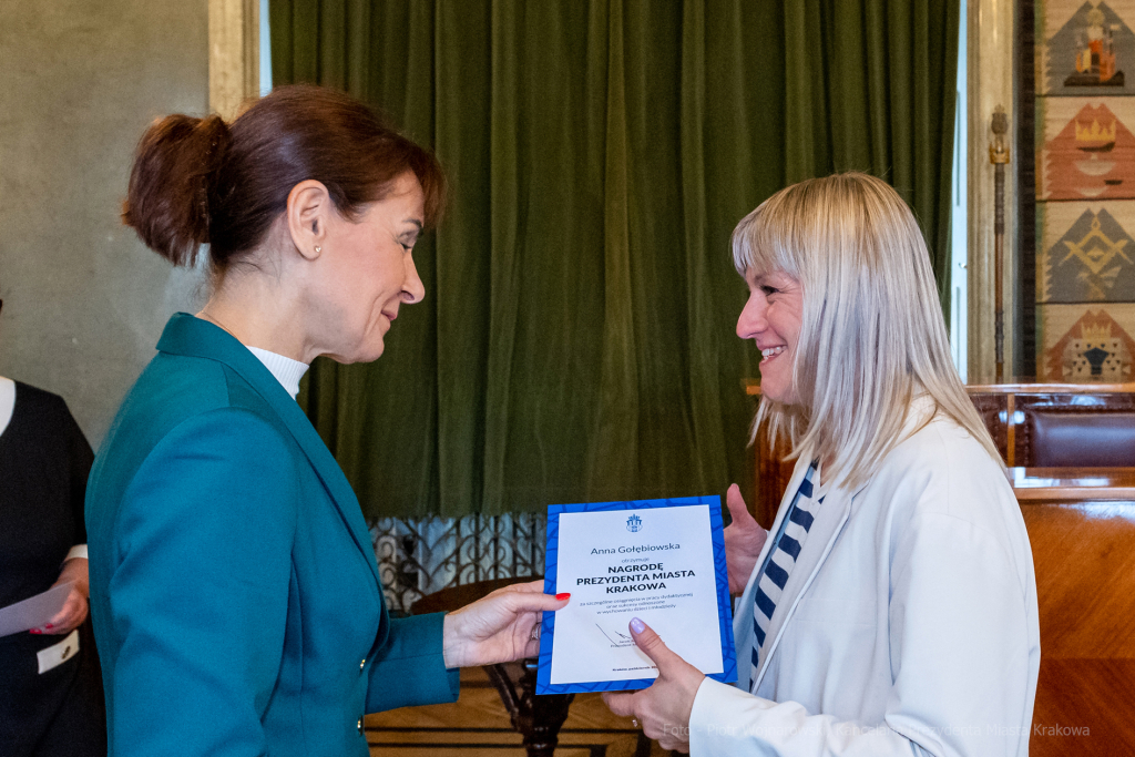 nauczyciele, nagroda, prezydenta, Korfel-Jasińska, wręczenie, nagrody, nauczyciele, Urząd Miasta   Autor: P. Wojnarowski