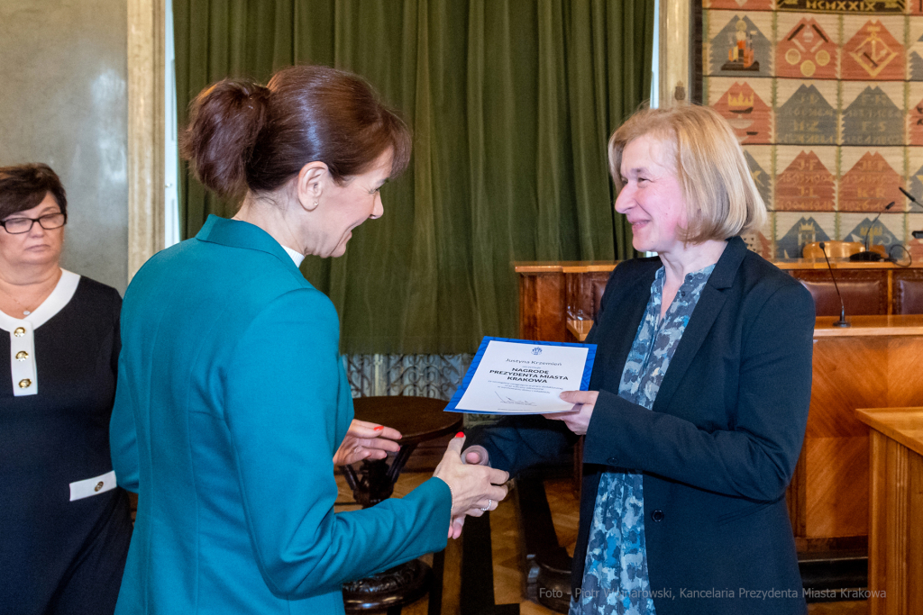 nauczyciele, nagroda, prezydenta, Korfel-Jasińska, wręczenie, nagrody, nauczyciele, Urząd Miasta   Autor: P. Wojnarowski