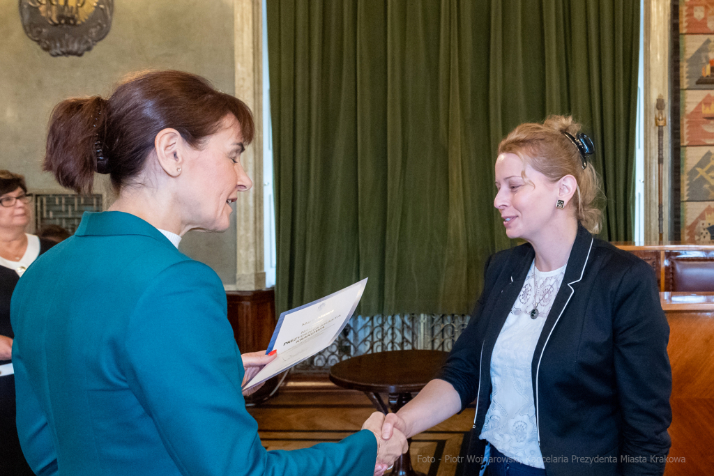 nauczyciele, nagroda, prezydenta, Korfel-Jasińska, wręczenie, nagrody, nauczyciele, Urząd Miasta   Autor: P. Wojnarowski