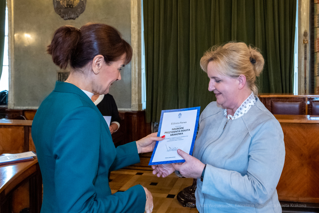 nauczyciele, nagroda, prezydenta, Korfel-Jasińska, wręczenie, nagrody, nauczyciele, Urząd Miasta   Autor: P. Wojnarowski