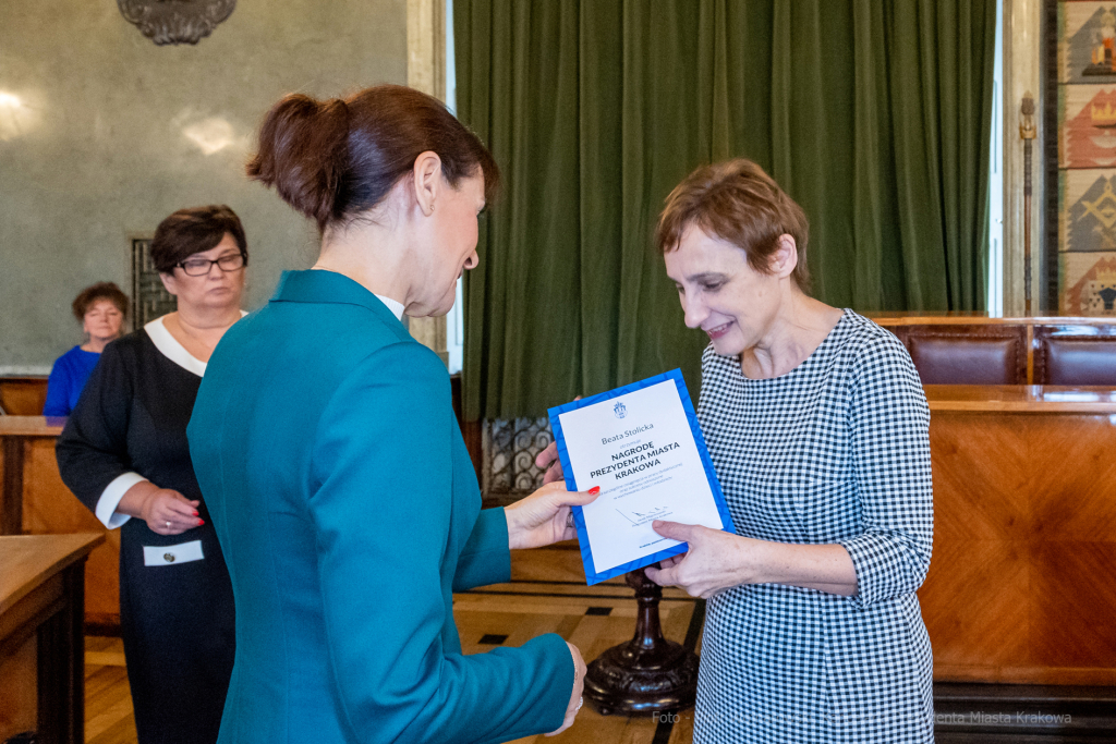 nauczyciele, nagroda, prezydenta, Korfel-Jasińska, wręczenie, nagrody, nauczyciele, Urząd Miasta   Autor: P. Wojnarowski