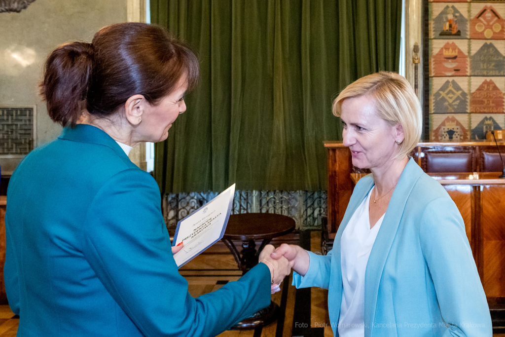 nauczyciele, nagroda, prezydenta, Korfel-Jasińska, wręczenie, nagrody, nauczyciele, Urząd Miasta   Autor: P. Wojnarowski