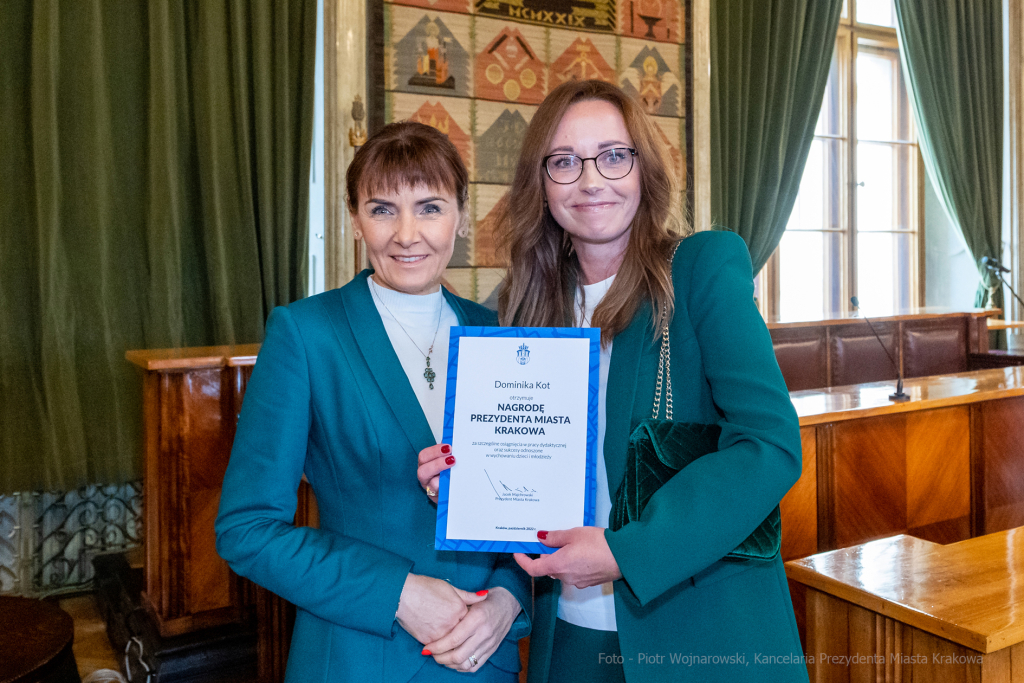 nauczyciele, nagroda, prezydenta, Korfel-Jasińska, wręczenie, nagrody, nauczyciele, Urząd Miasta   Autor: P. Wojnarowski