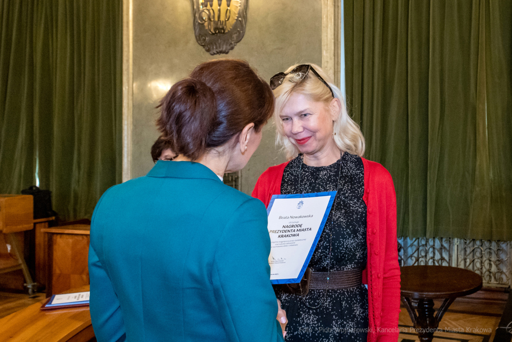 nauczyciele, nagroda, prezydenta, Korfel-Jasińska, wręczenie, nagrody, nauczyciele, Urząd Miasta   Autor: P. Wojnarowski