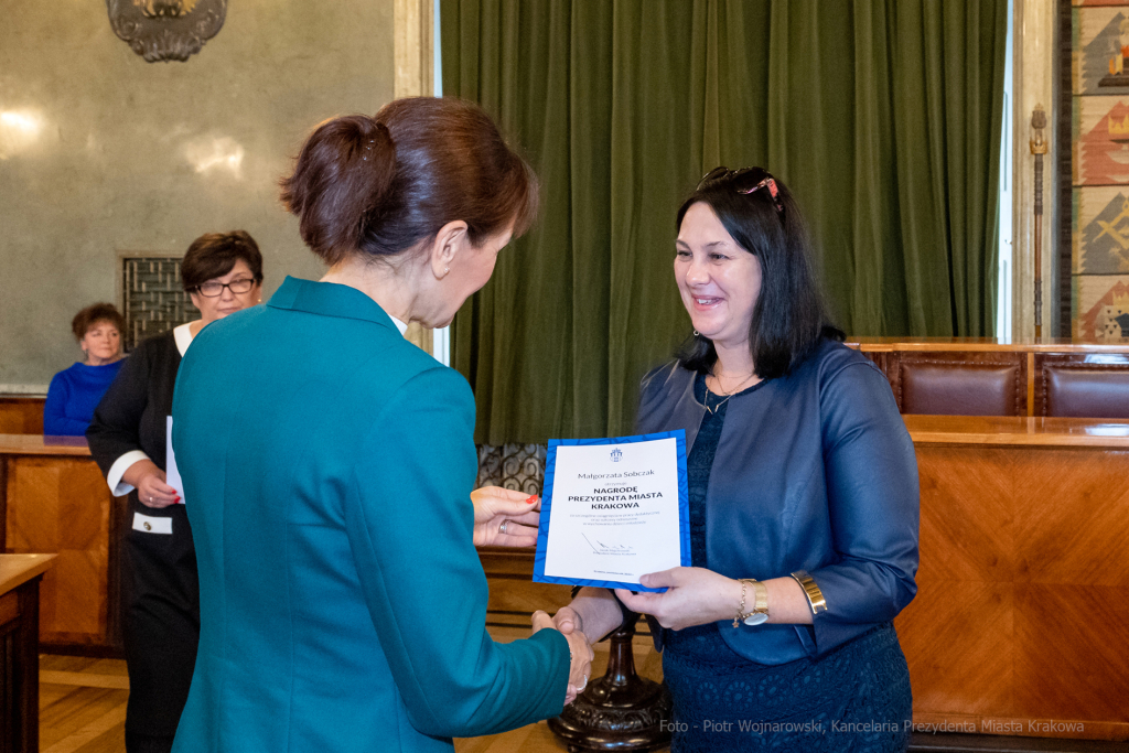 nauczyciele, nagroda, prezydenta, Korfel-Jasińska, wręczenie, nagrody, nauczyciele, Urząd Miasta   Autor: P. Wojnarowski