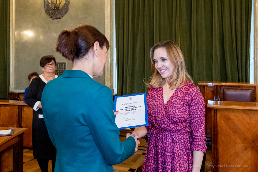 nauczyciele, nagroda, prezydenta, Korfel-Jasińska, wręczenie, nagrody, nauczyciele, Urząd Miasta   Autor: P. Wojnarowski