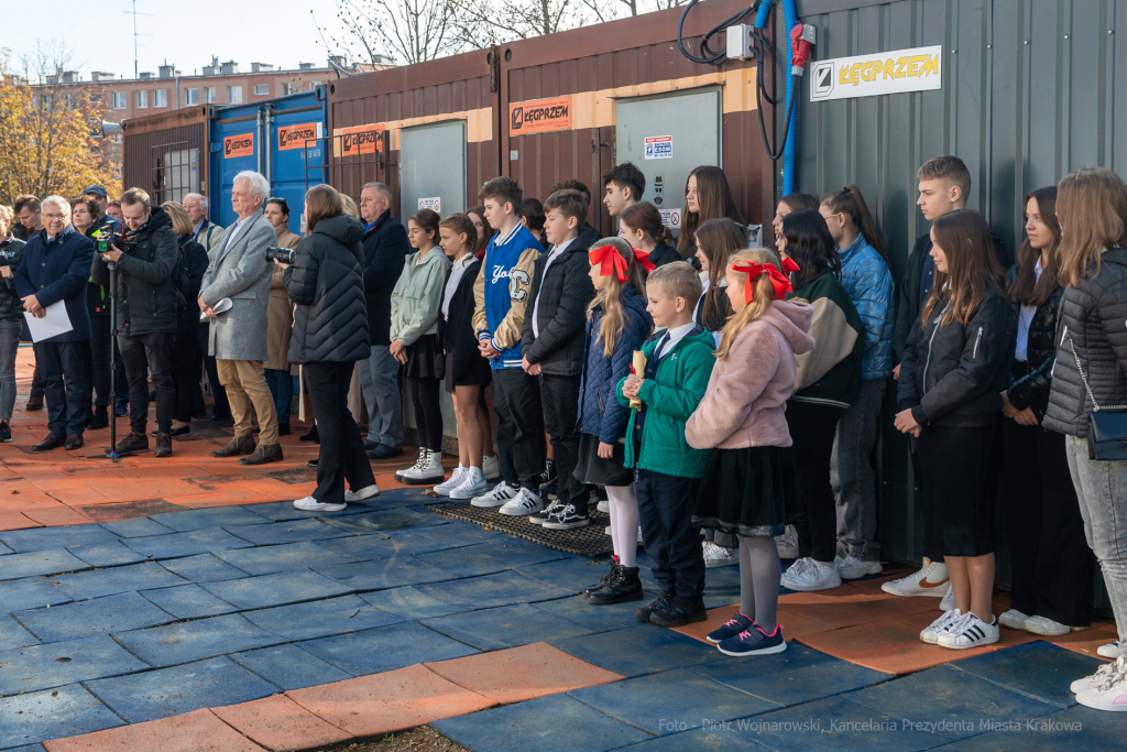 umk_1971.jpg-szkoła, budowa, sala, gimnastyczna, 89, Kraków, Kulig, wmurowanie, akt, erekcyjny  Autor: P. Wojnarowski