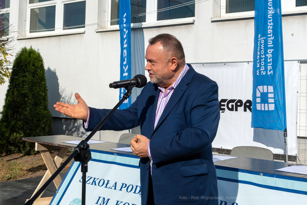 umk_1988.jpg-szkoła, budowa, sala, gimnastyczna, 89, Kraków, Kulig, wmurowanie, akt, erekcyjny  Autor: P. Wojnarowski