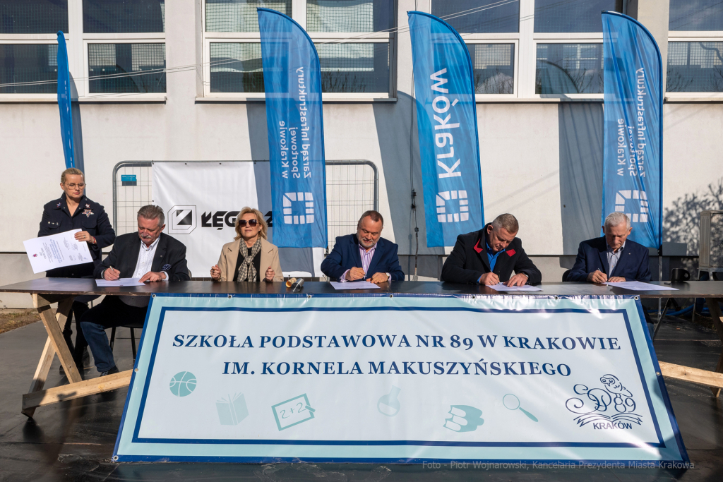 umk_2072.jpg-szkoła, budowa, sala, gimnastyczna, 89, Kraków, Kulig, wmurowanie, akt, erekcyjny  Autor: P. Wojnarowski