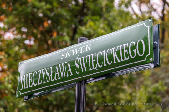 bs-października 22, 2022-img_9907.jpg-Skwer Święcickiego, Piaskowski